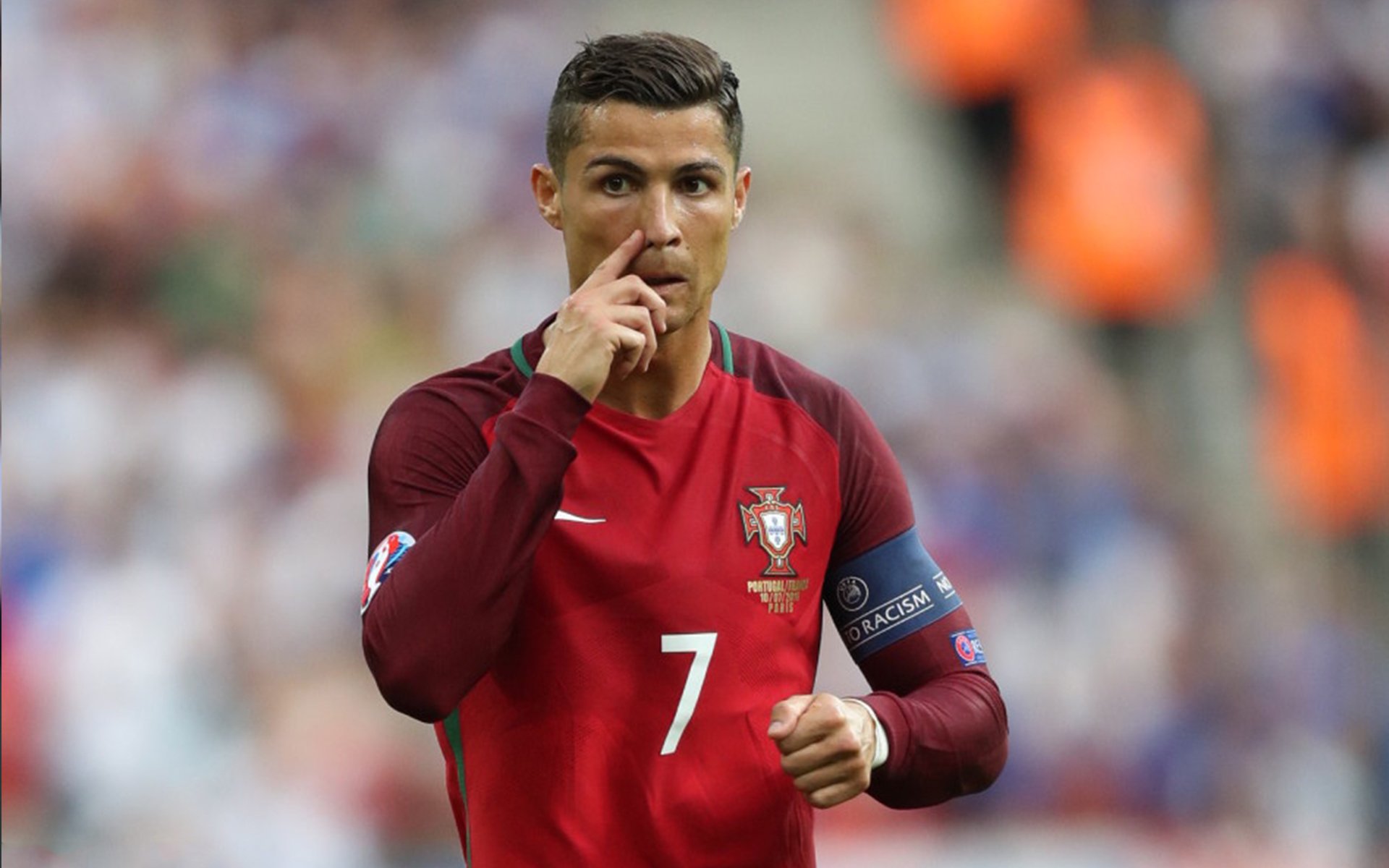 红色狂飙与孤勇者，当法拉利碾过绿茵，拉塞尔扛起一座城的重量