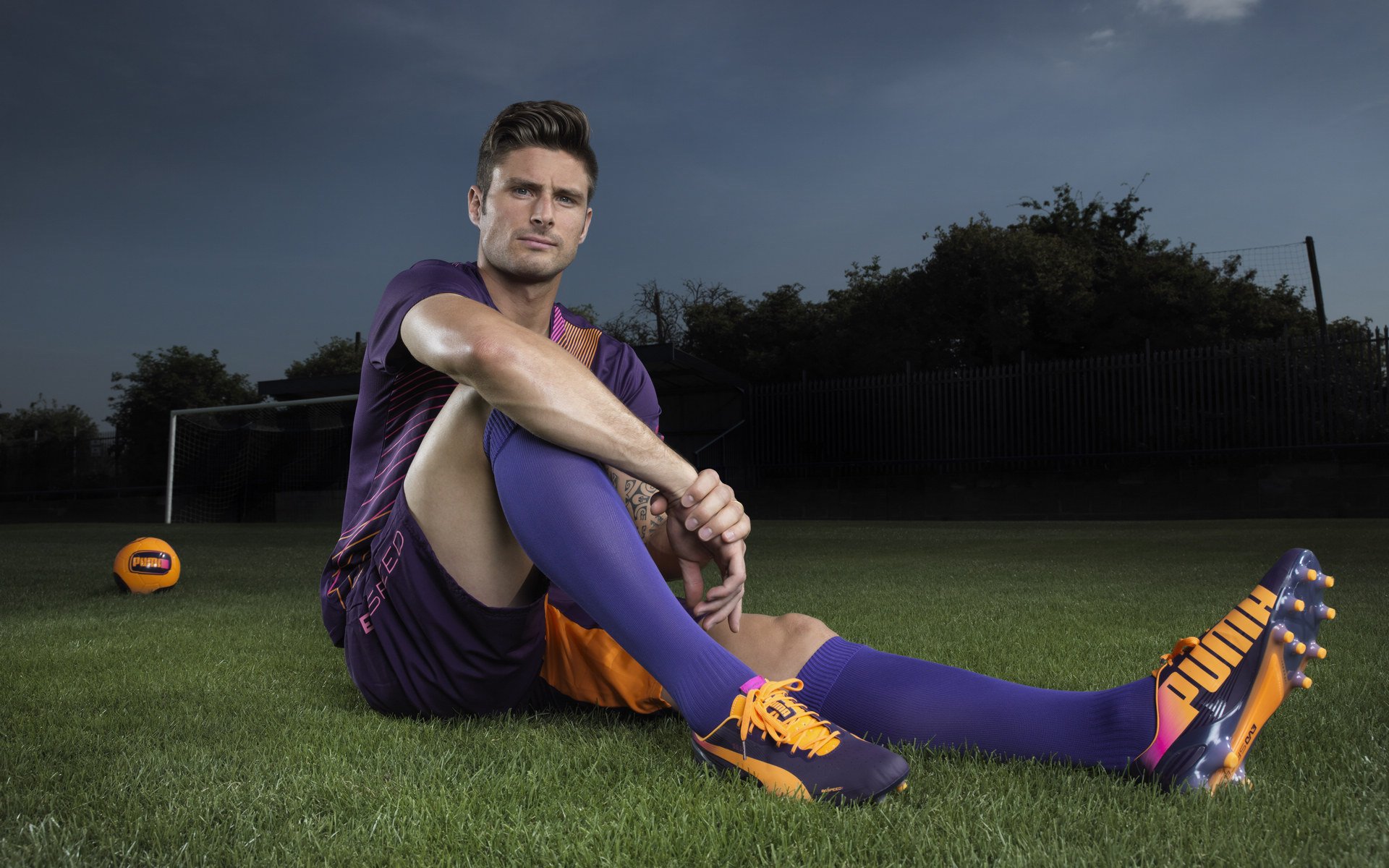 塞恩斯神级超车点燃赛场，红牛二队青年风暴碾压威廉姆斯