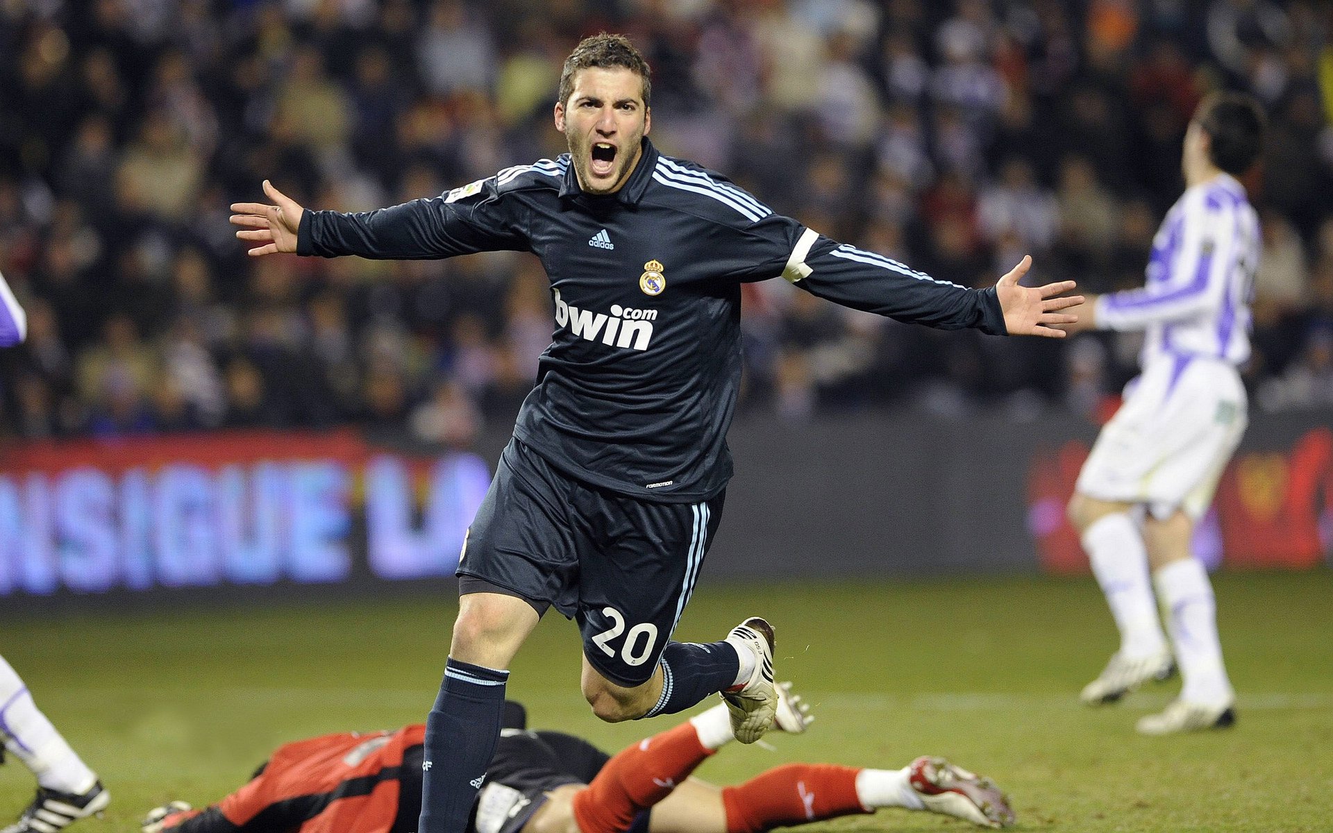 绿茵双城记，国际米兰险胜丹麦新星，梅西领衔阿根廷续写传奇