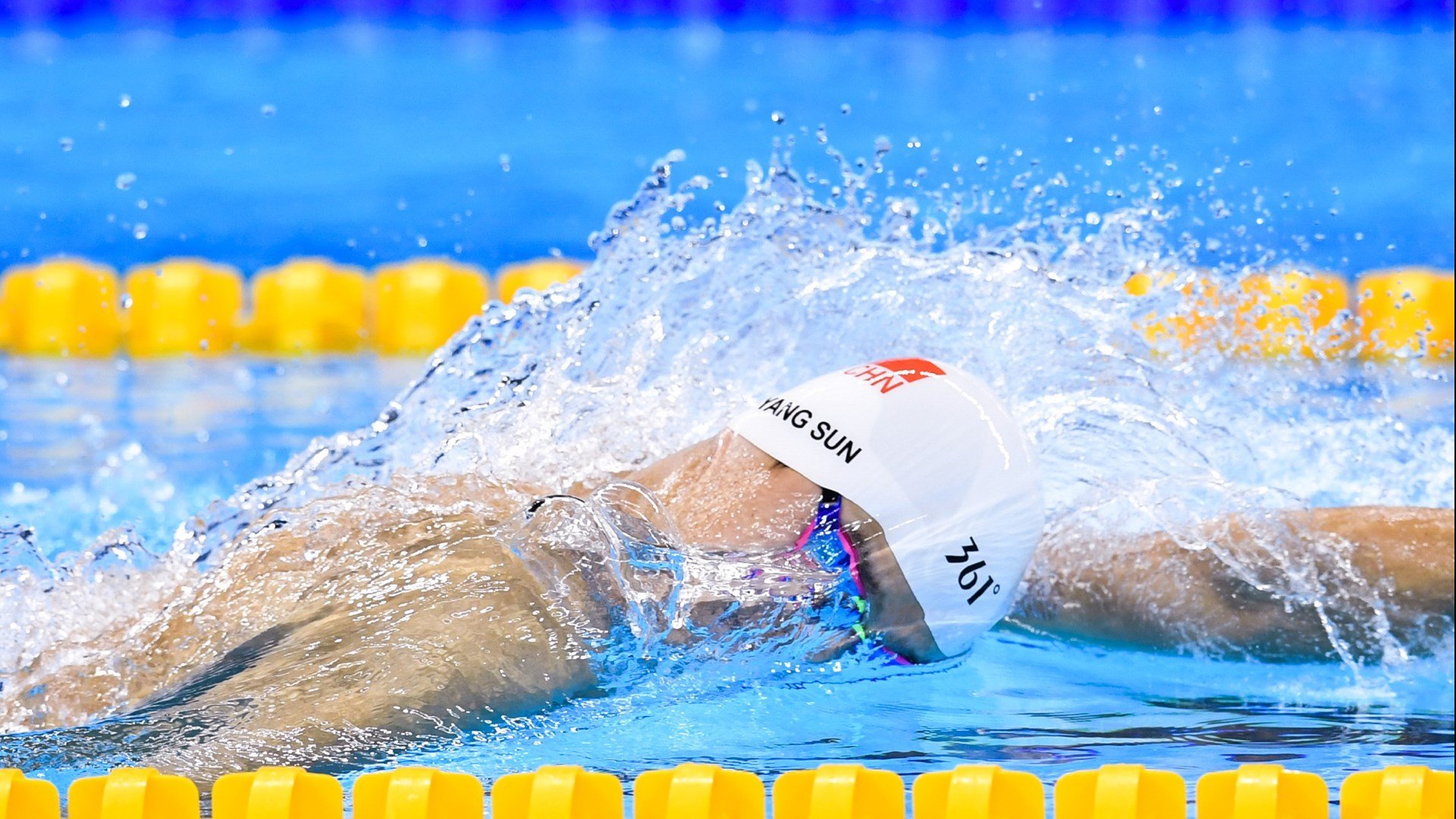 赛道上的贵族与斗士，阿斯顿马丁鏖战雷诺，拉塞尔状态火热改写中游格局